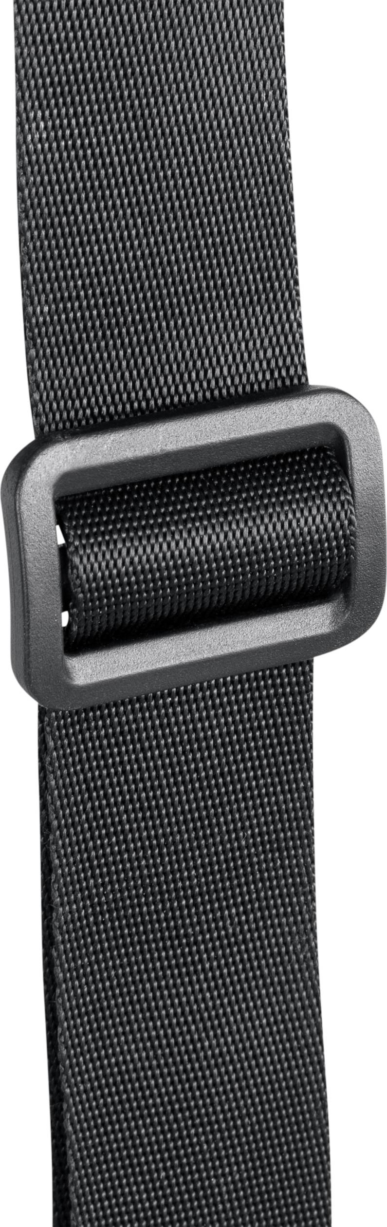 Ein schwarzer Gurt mit einer rechteckigen, grauen Schnalle.