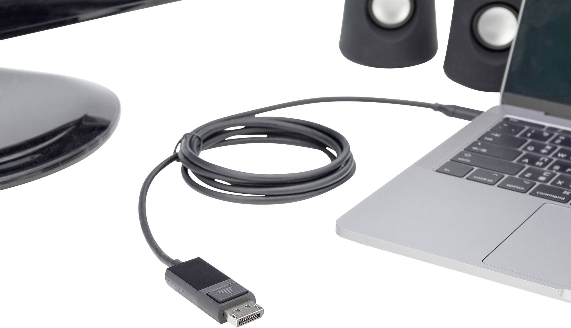 Ein angeschlossener Laptop ist mit einem DisplayPort-Kabel an einen Monitor verbunden. Lautsprecher sind im Hintergrund sichtbar.