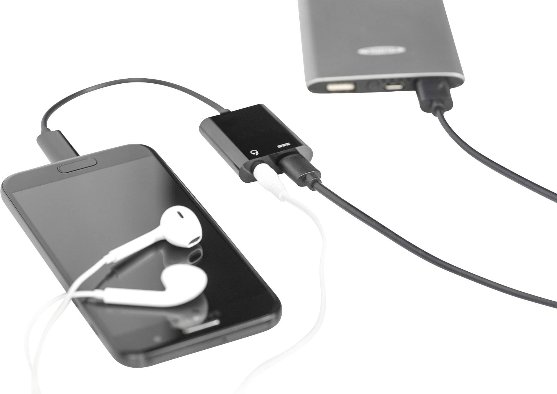 Smartphone mit eingesteckten weißen Ohrhörern, verbunden mit einem tragbaren Ladegerät über ein USB-Kabel; zeigt mobiles Laden.