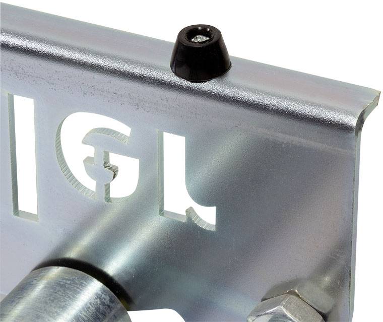 Metallisches Bauteil mit ausgestanztem Logo und einer großen Schraube an der Unterseite.