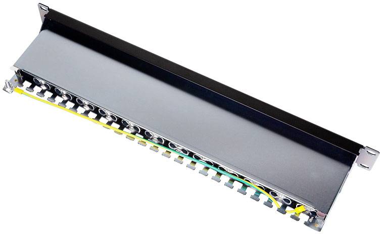 'Schwarzes Rack-Patchpanel mit mehreren Kabelkanälen und angeschlossenen Kabeln, in einer diagonalen Ansicht dargestellt.'