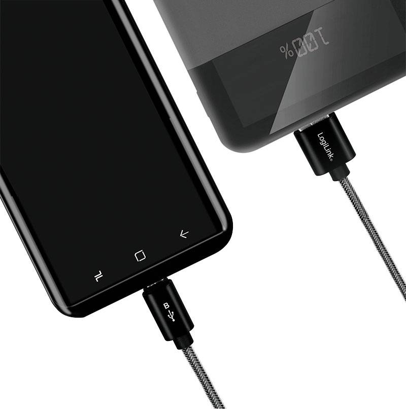 Ein Smartphone und eine Powerbank sind mit USB-Kabeln verbunden. Die Powerbank zeigt einen Ladezustand in Prozent auf einem Display an.
