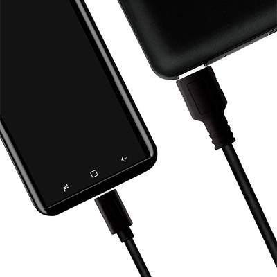 Ein schwarzes Smartphone wird mit einem USB-Kabel aufgeladen. Das Kabel ist mit dem Ladeanschluss des Telefons verbunden.