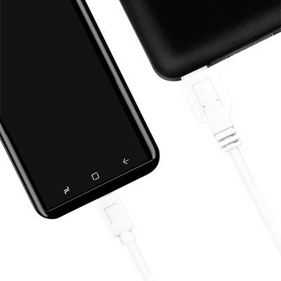 Ein schwarzes Smartphone wird über ein weißes USB-Kabel mit einem Ladegerät verbunden.