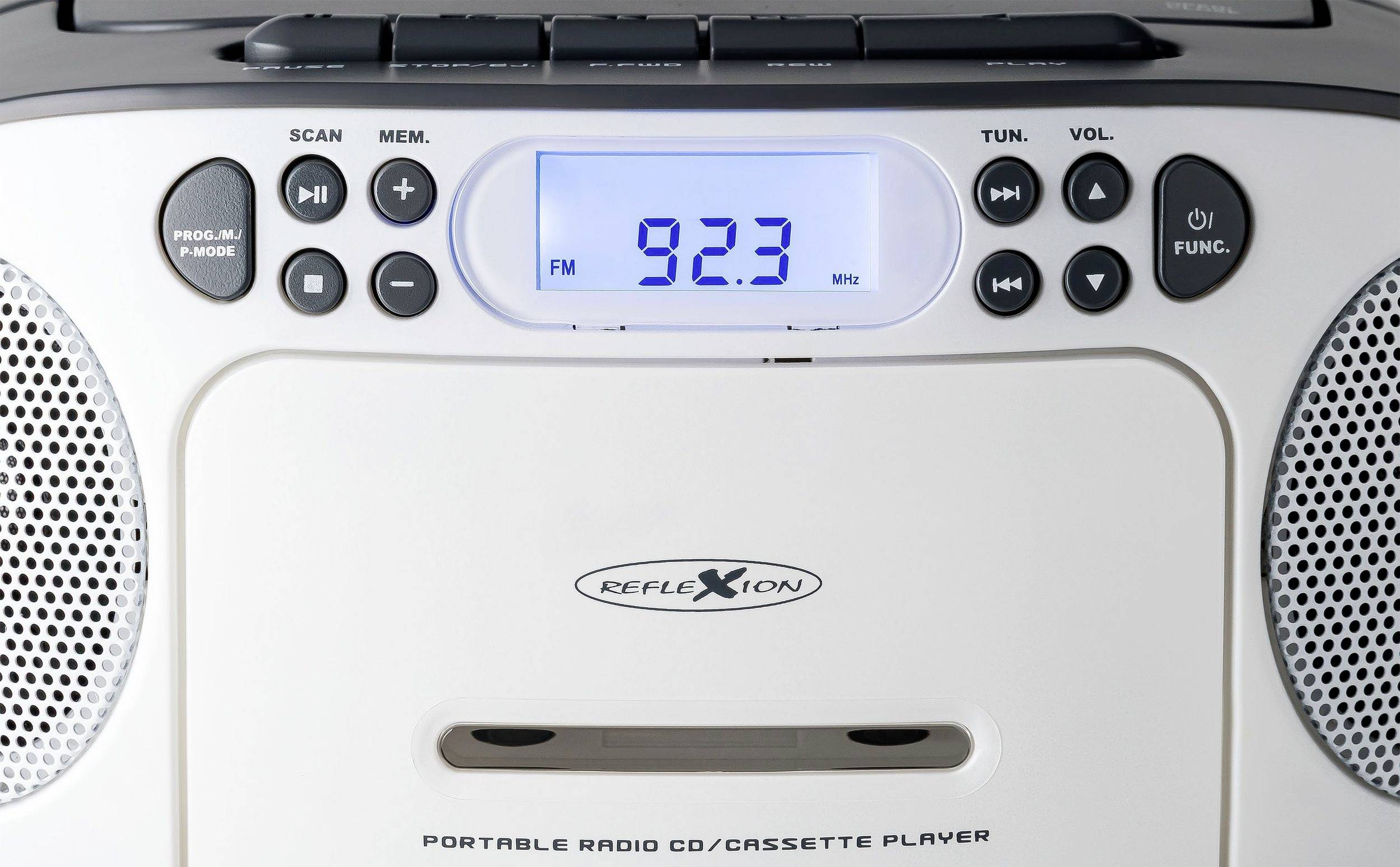 Tragbarer Radio- und Kassettenrekorder mit digitaler Frequenzanzeige zeigt '92.3 FM'. Oben Steuerknöpfe für Scan, Mem, etc.