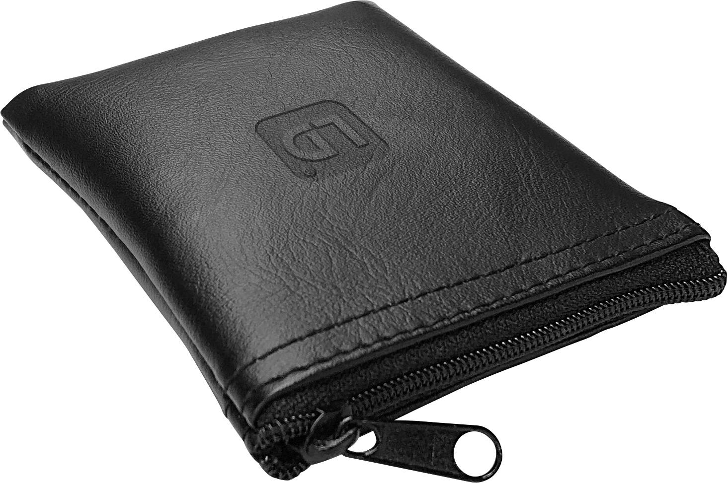 Schwarzes Lederetui mit Reißverschluss, rechteckig, flaches Design, zeigt Prägung eines stilisierten Buchstabens.