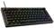 Eine schwarze Gaming-Tastatur mit RGB-Beleuchtung zeigt leuchtende Farben auf den Tasten. Oben rechts ist ein Lautstärkeregler.