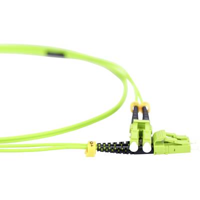 Ein grünes Glasfaserkabel mit LC-Steckern, geeignet für schnelle Internetverbindungen und Vernetzung verschiedener Geräte.