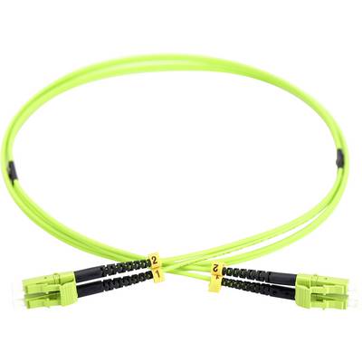 Grünes Glasfaserkabel mit gelben Etiketten '1' und '2' an den Steckern. Das Kabel ist zu einem ovalen Kreis geformt.