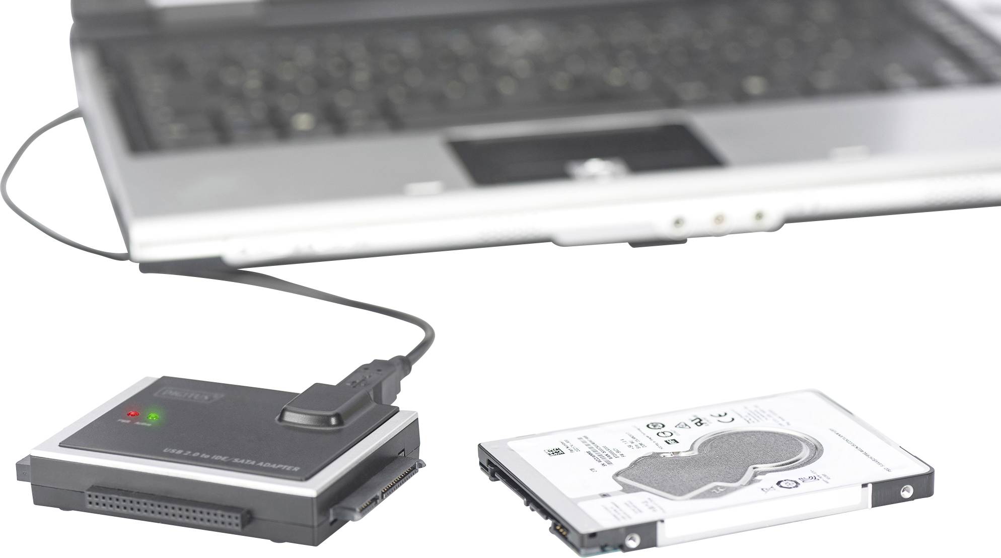 Ein Laptop ist mit einem externen Festplattenadapter verbunden. Daneben liegt eine herausgenommene Festplatte.