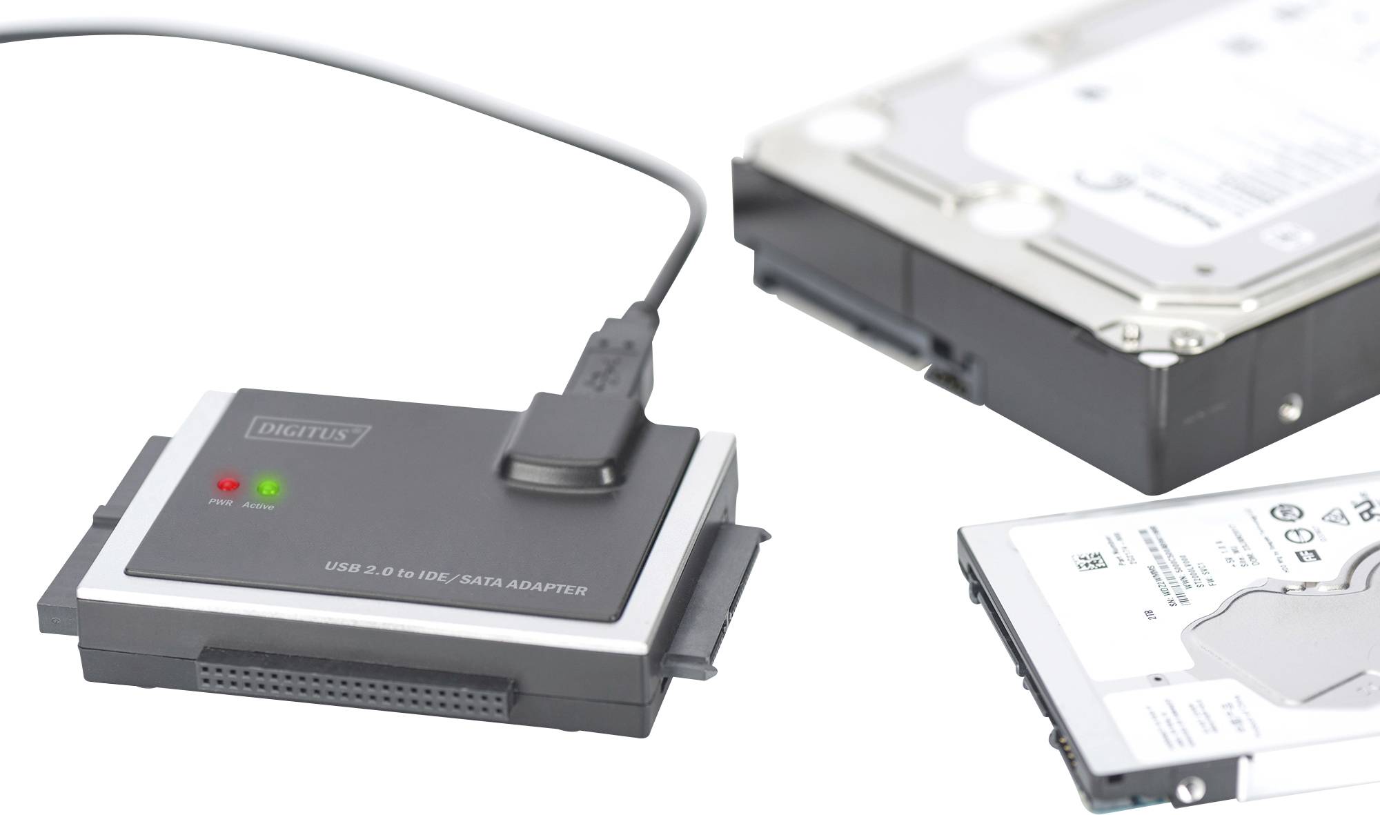 Externe Festplatte und Adapter auf weißem Hintergrund. Adapter mit USB-Kabel, verbunden mit interner Festplatte.