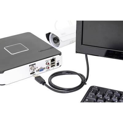 Ein Überwachungssystem zeigt einen DVR mit angeschlossenen Kabeln, neben einer Überwachungskamera und einem eingeschalteten Monitor.