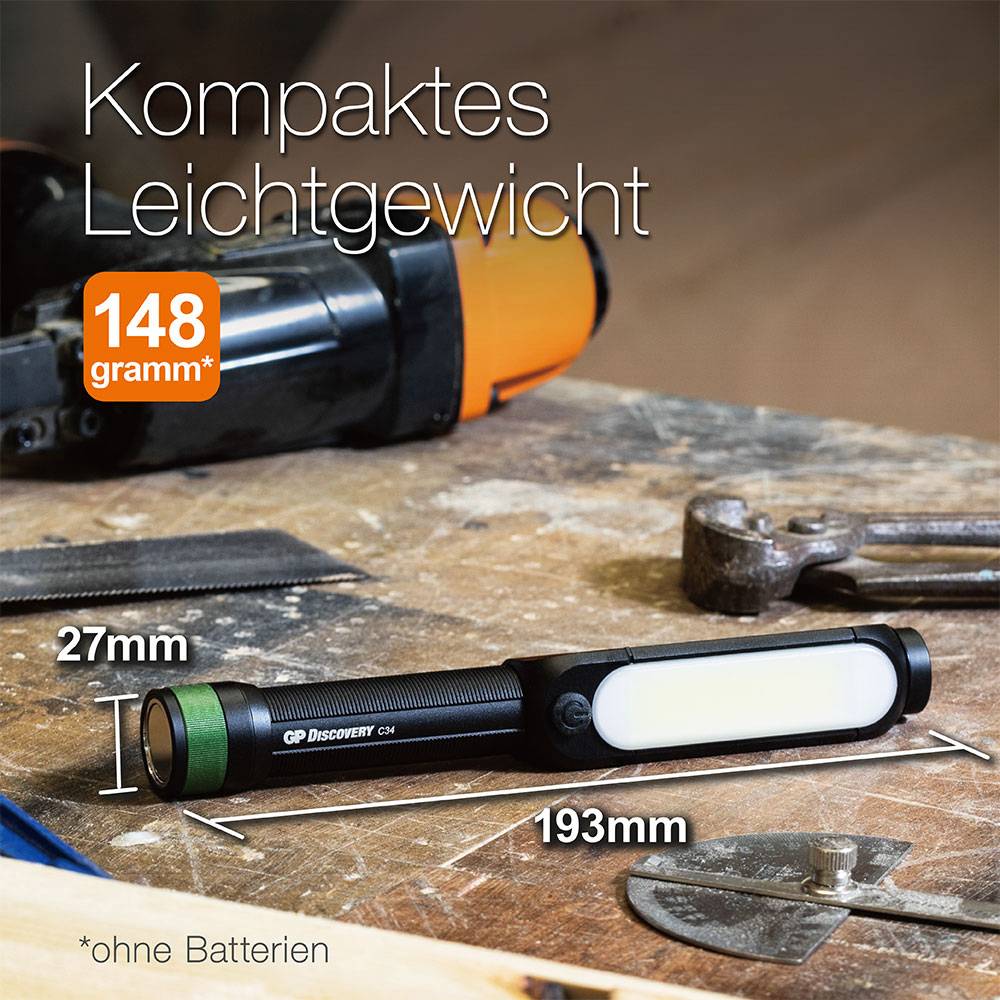 'Taschenlampe auf Werkbank, Länge 193mm, Durchmesser 27mm, Gewicht 148 Gramm ohne Batterien. Im Hintergrund ein Werkzeug.'