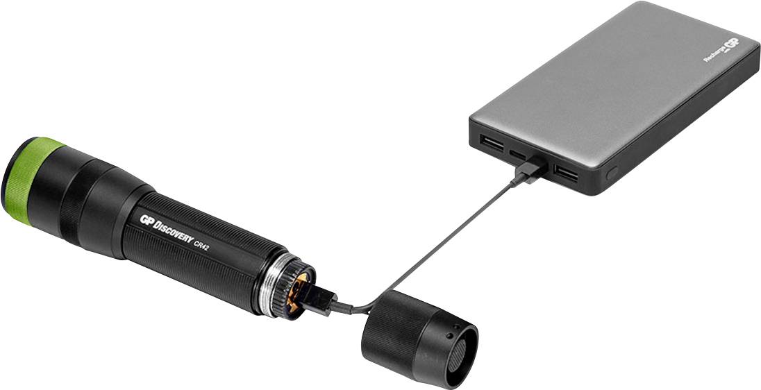 Eine Taschenlampe wird über ein Kabel von einer Powerbank aufgeladen.