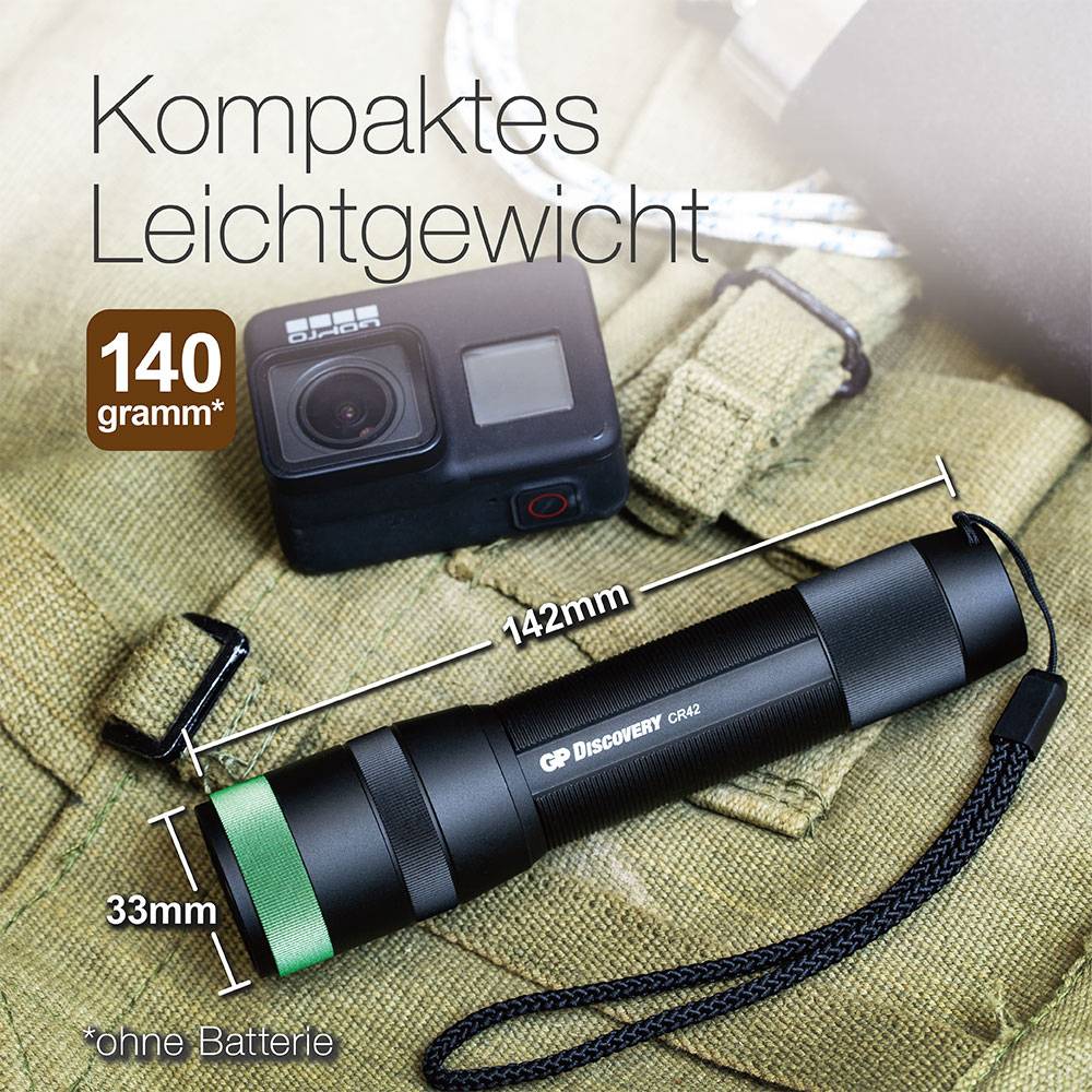 'Taschenlampe auf Rucksack mit Kamera. Text: Kompaktes Leichtgewicht, 140 Gramm, 142mm x 33mm, ohne Batterie.'