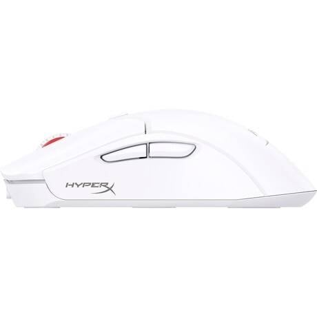 Eine weiße Computermaus der Marke HyperX, seitlich fotografiert, zeigt zwei Daumentasten und ein ergonomisches Design.