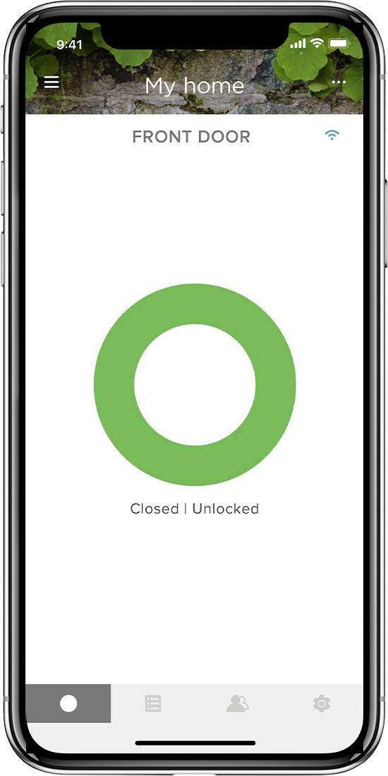 Smartphone-Bildschirm zeigt App-Interface mit grünem Kreis und Text 'Closed | Unlocked' für Haustür-Status.