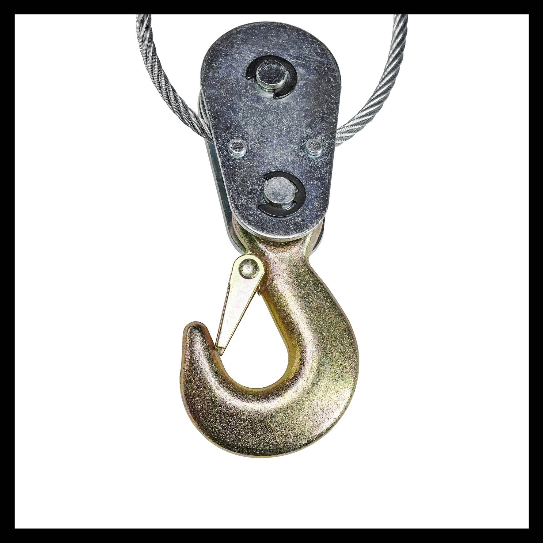 Flaschenzug mit Stahlseil und Haken, geeignet zum Heben schwerer Lasten.