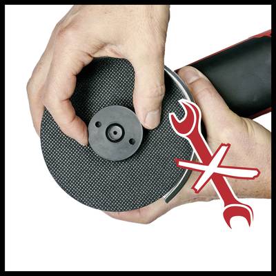 Eine Hand hält eine Winkelschleifmaschine, wobei ein rotes Symbol mit durchgestrichenem Schraubenschlüssel darauf hinweist, die Scheibe nicht von Hand zu wechseln.