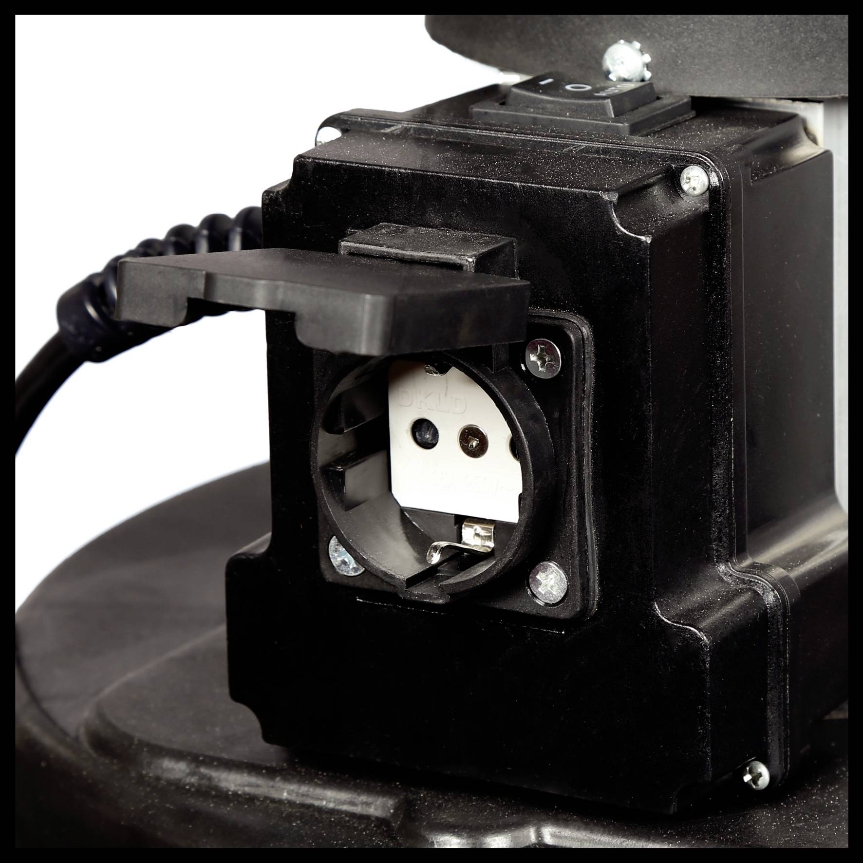 'Nahaufnahme einer europäischen Steckdose an einem elektrischen Gerät, schwarzes Gehäuse, geöffnete Schutzabdeckung, Anschlusskabel sichtbar.'