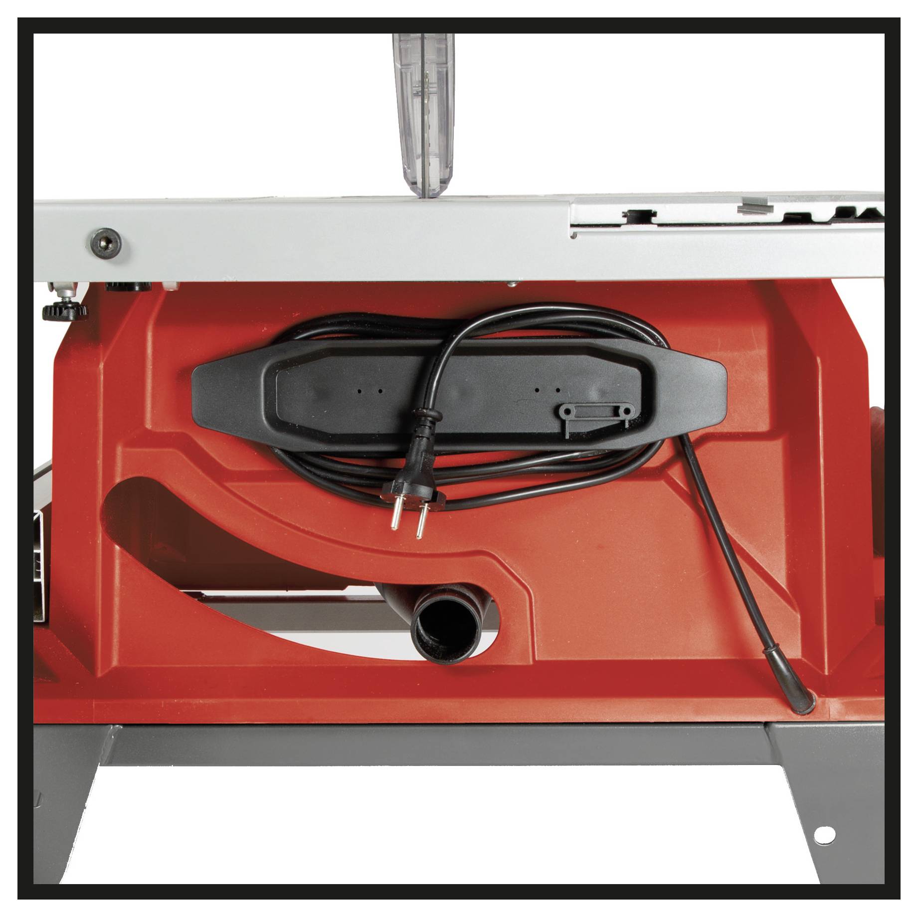 Eine rote Kreissäge mit sichtbarem Netzkabel, das um ihre Basis gewickelt ist. Die Oberseite der Säge ist teilweise zu sehen, was darauf hindeutet, dass es sich um ein elektrisches Werkzeug handelt.