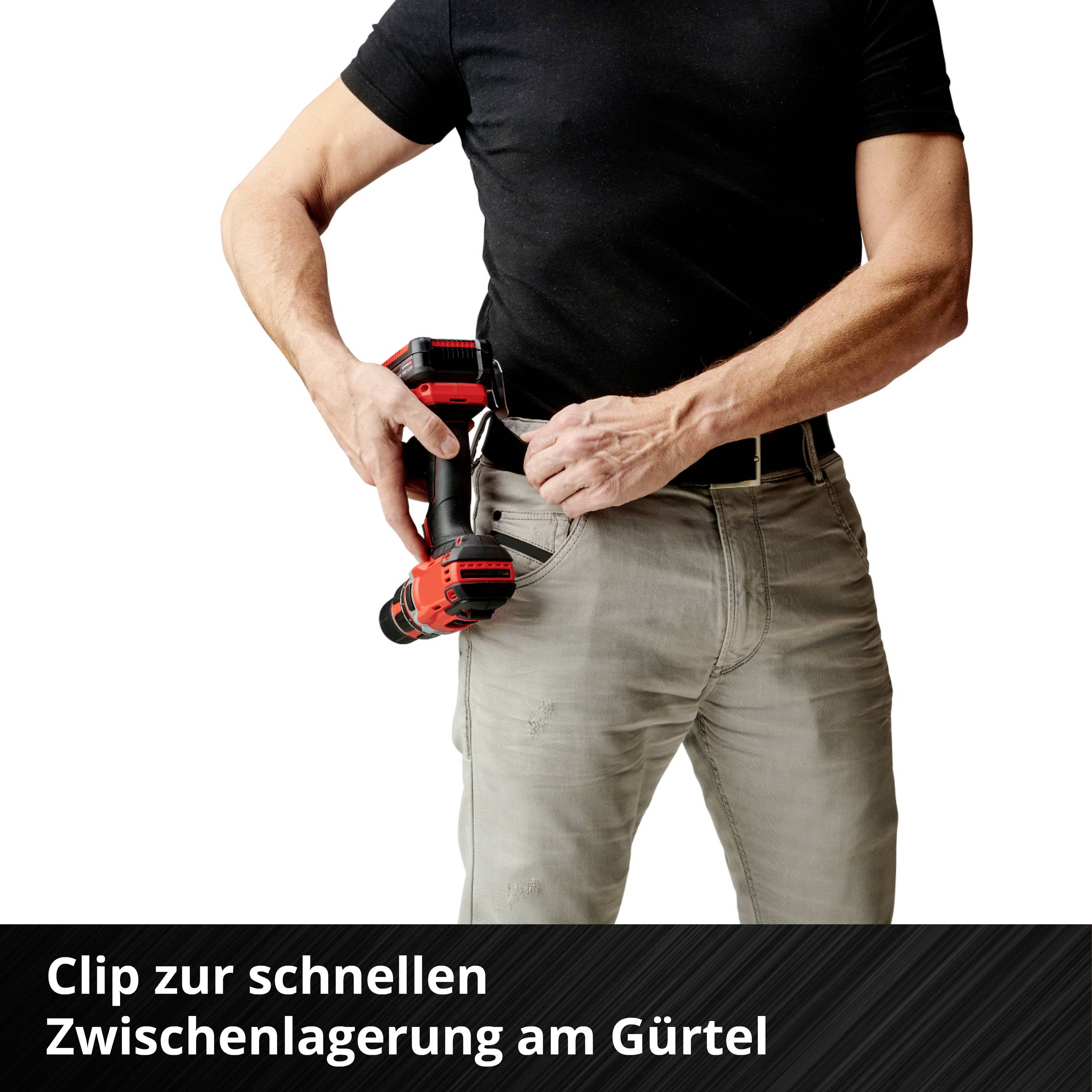 Ein Mann befestigt eine Bohrmaschine an einem Gürtelclip an seiner Hüfte. Text: 'Clip zur schnellen Zwischenlagerung am Gürtel'.