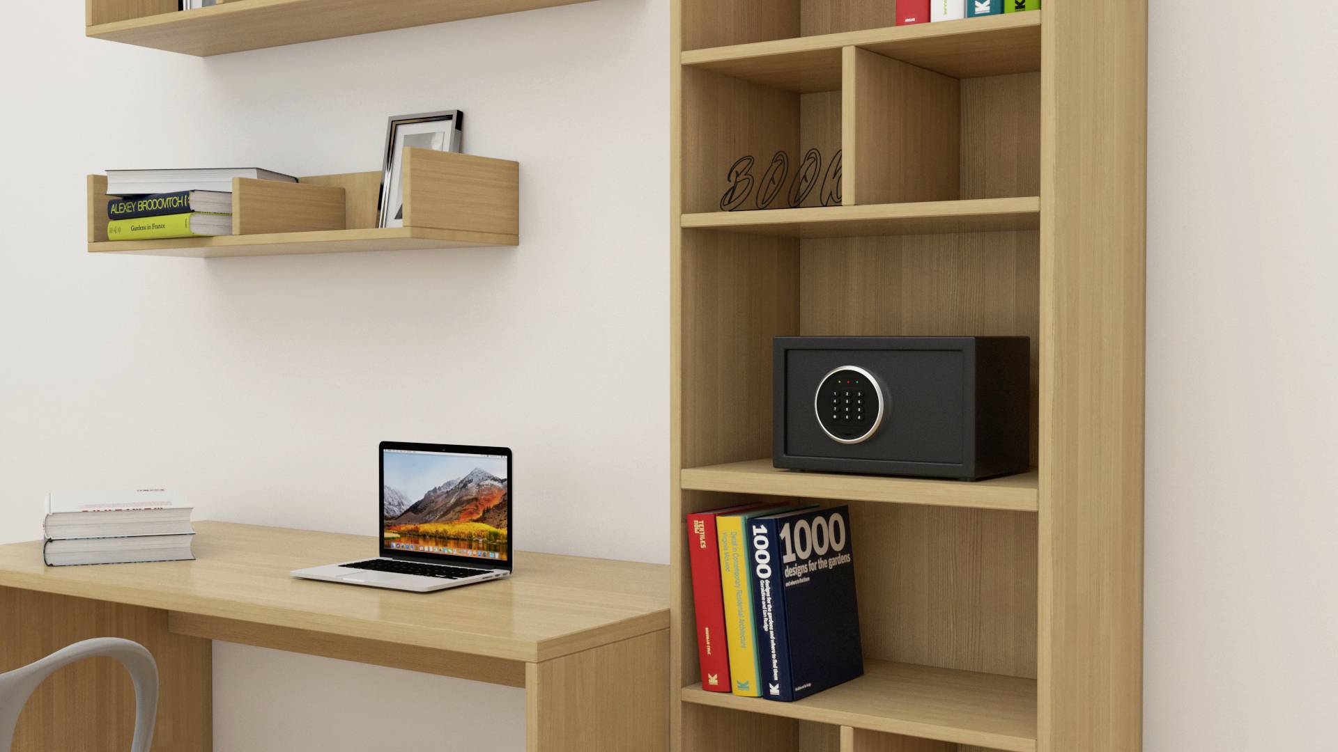 Ein Schreibtisch mit einem geöffneten Laptop, Bücherregal mit Büchern und einem Safe, daneben an der Wand schwebende Regale.