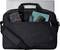 Eine schwarze Laptoptasche mit einem Laptop, USB-Kabel, blauer Notizbuch und Maus sichtbar in der Außentasche.