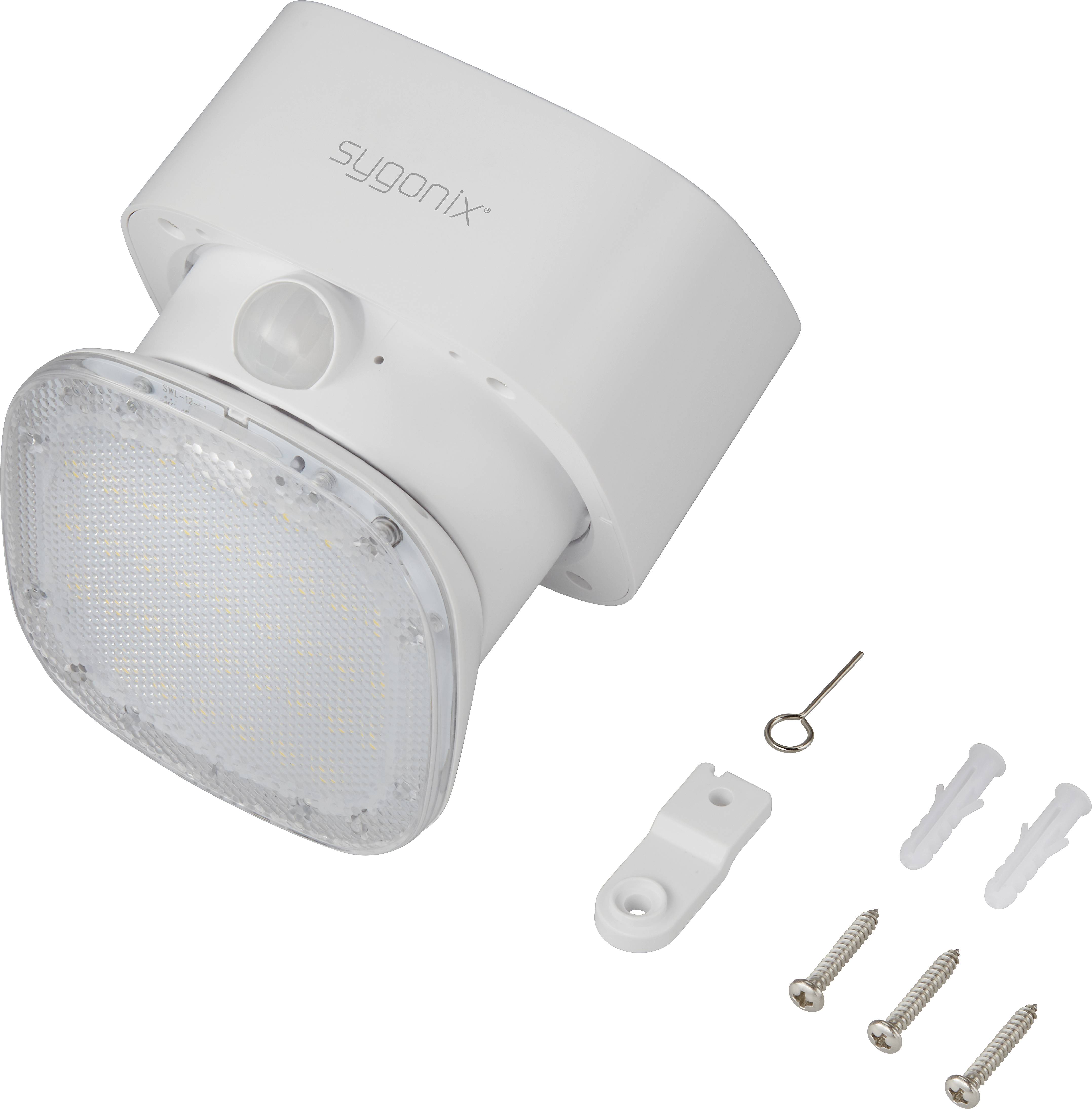 Ein LED-Außenstrahler mit Bewegungsmelder ist auf weißem Hintergrund abgebildet, zusammen mit Befestigungsmaterial wie Schrauben und Dübel.