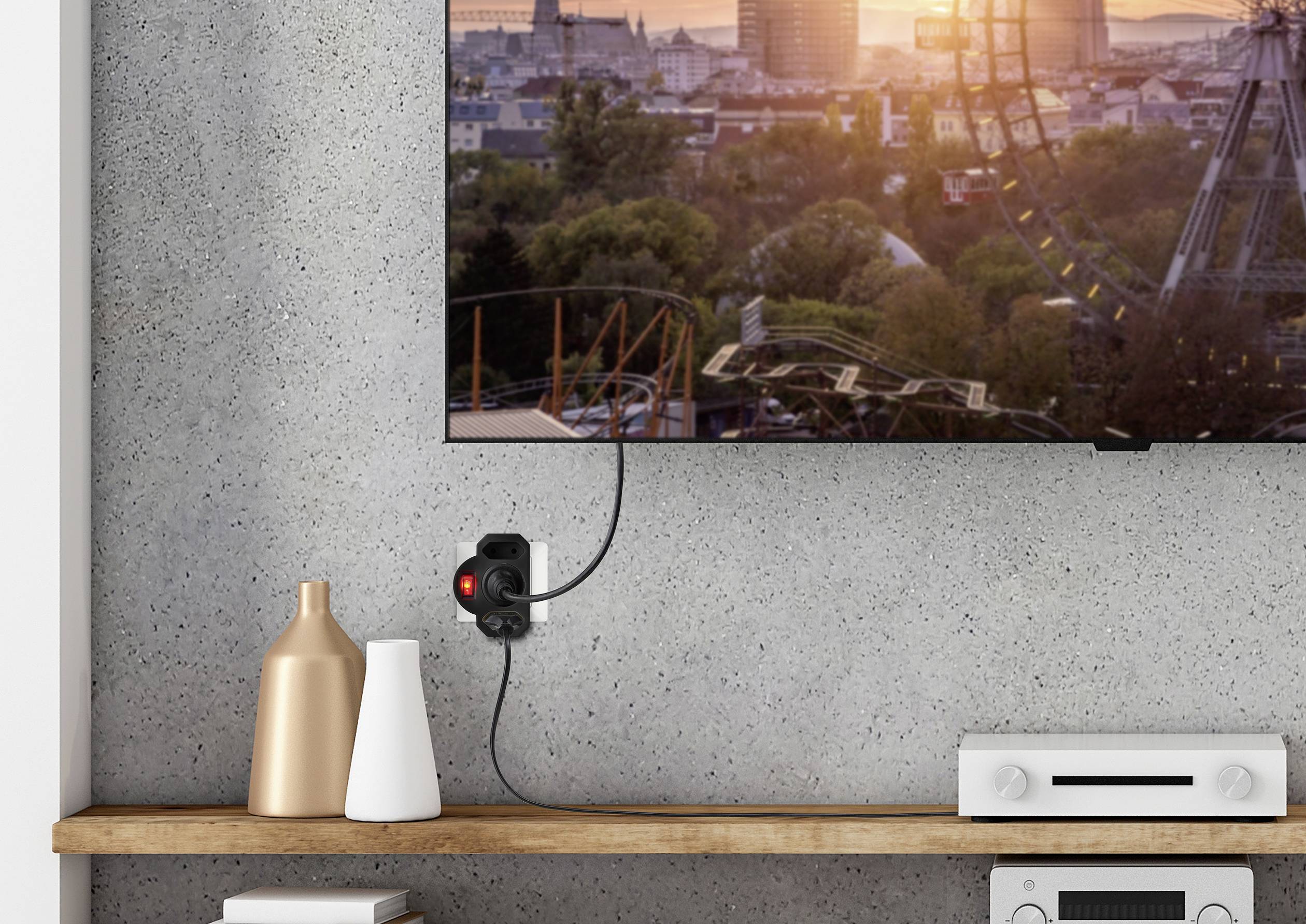 'Ein Fernseher an einer Betonwand zeigt eine Stadtansicht mit Sonnenuntergang. Darunter ein Regal mit zwei Vasen und ein Audiogerät.'