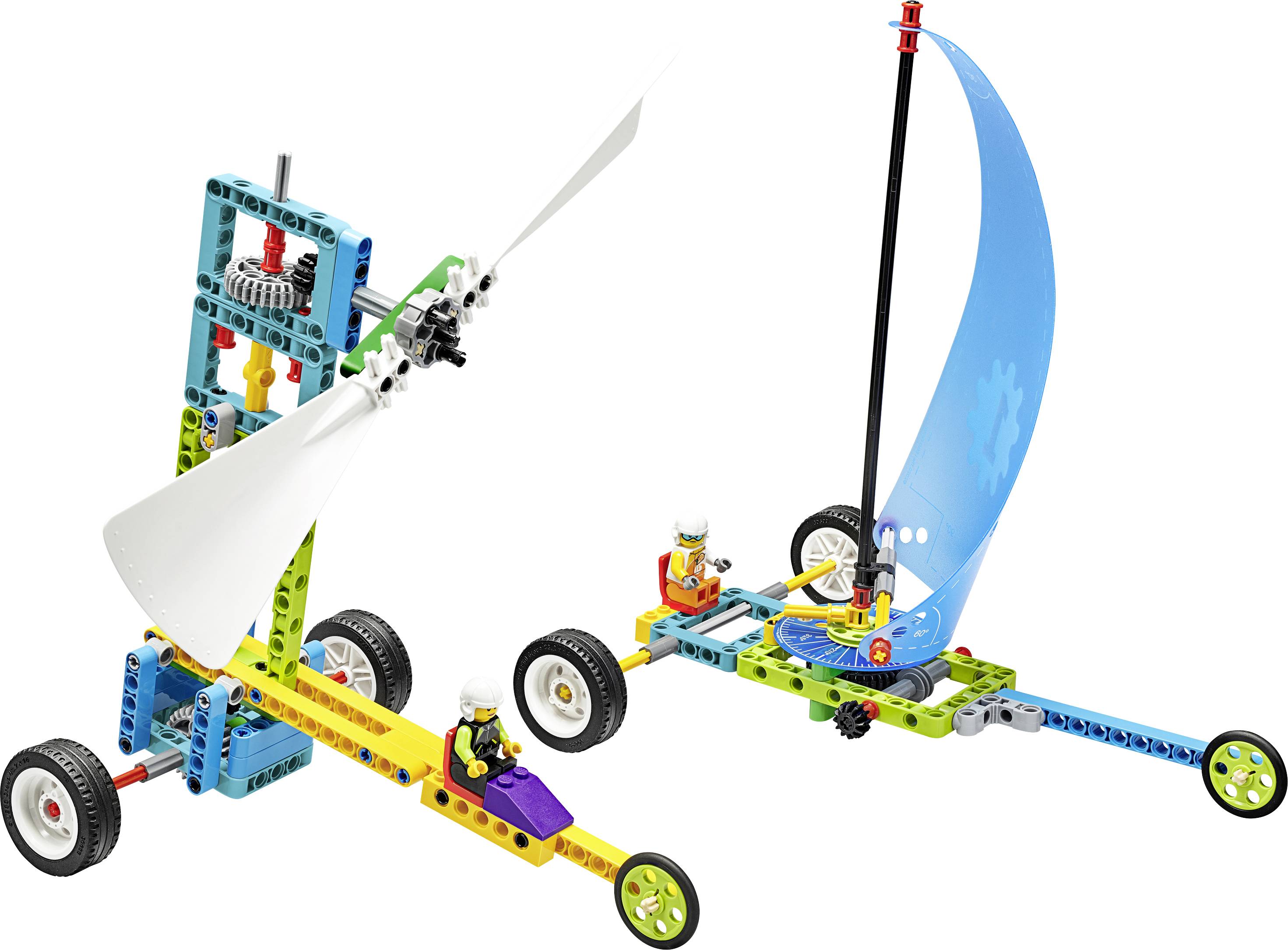 Zwei LEGO-Fahrzeuge mit Rädern: eines mit Propeller, eines mit Segel. Zwei LEGO-Figuren sitzen in den Fahrzeugen.