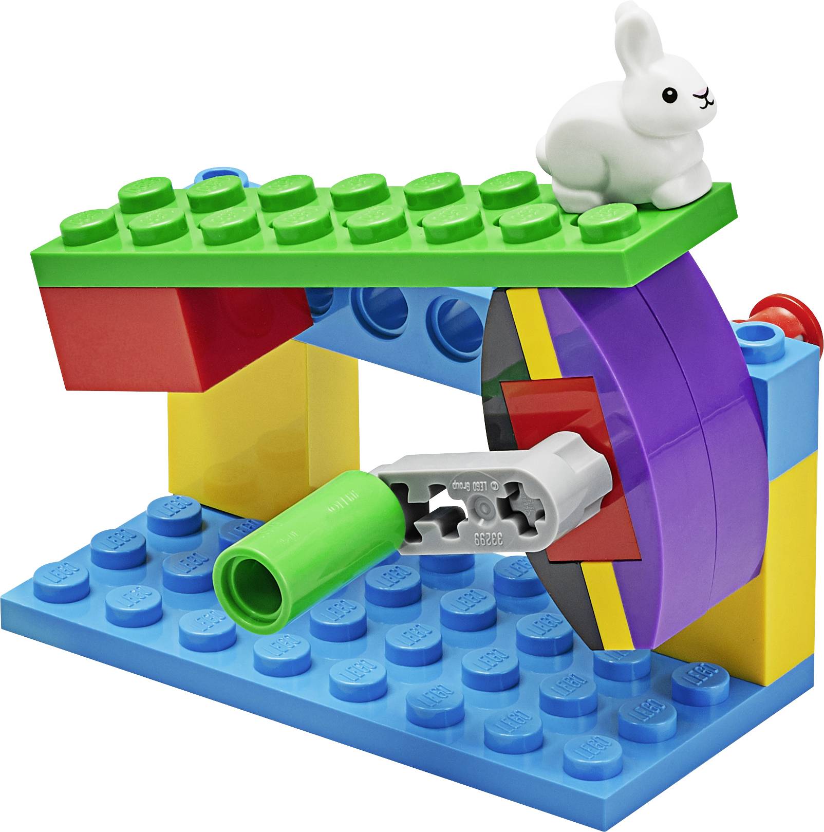 Ein Lego-Modell mit bunten Bausteinen bildet eine einfache Brücke. Ein weißes Kaninchen sitzt oben, umgeben von roten und grünen Teilen.
