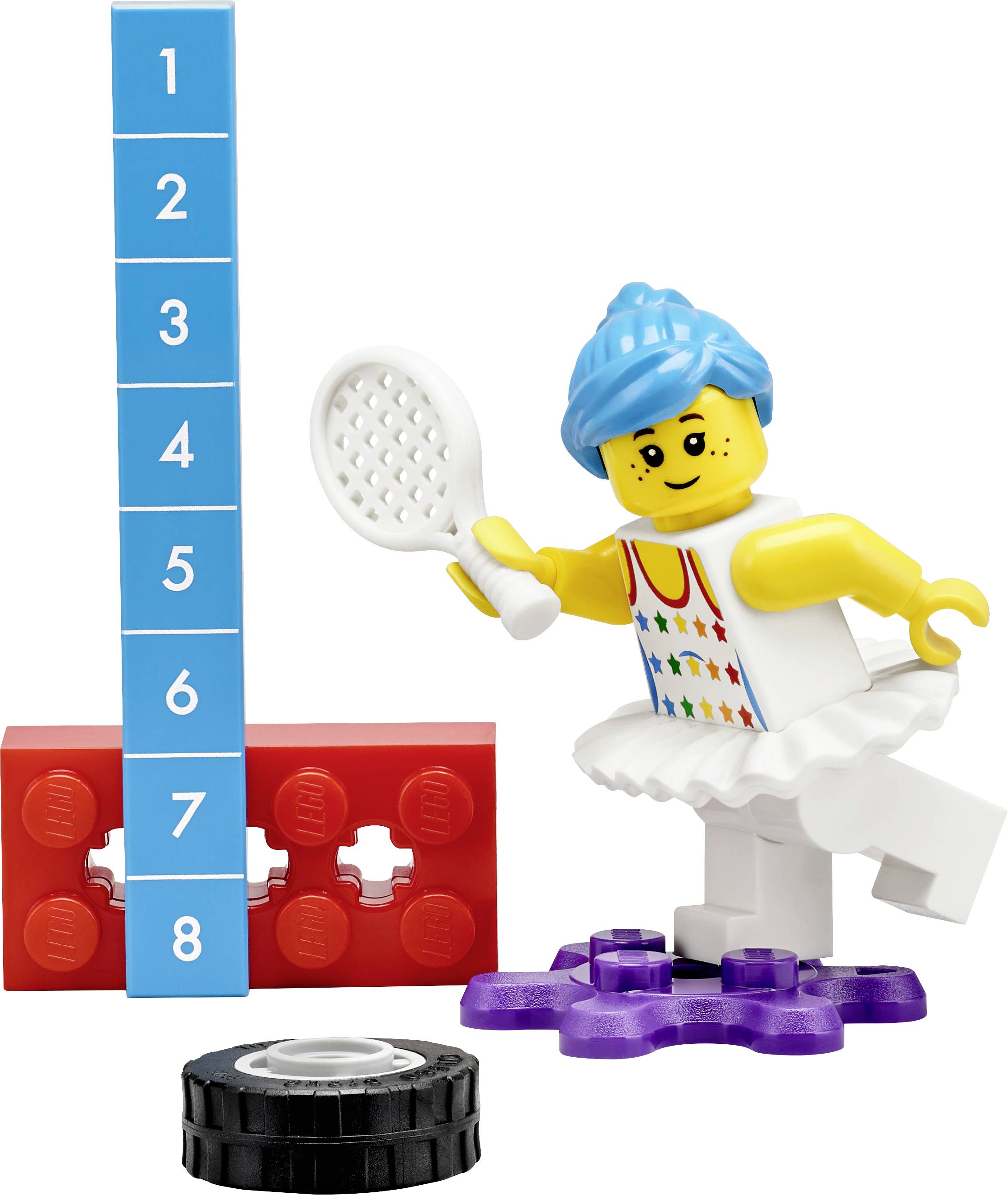 Eine Spielzeugfigur mit einem blauen Zopf hält einen Tennisschläger und steht neben nummerierten Bauklötzen von 1 bis 8.