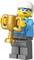 Eine Lego-Figur in blauer Jacke mit Helm und Schutzbrille hält einen goldenen Pokal.