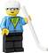 Lego-Figur in blauer Jacke, mit Eishockeyschläger und weißem Helm.