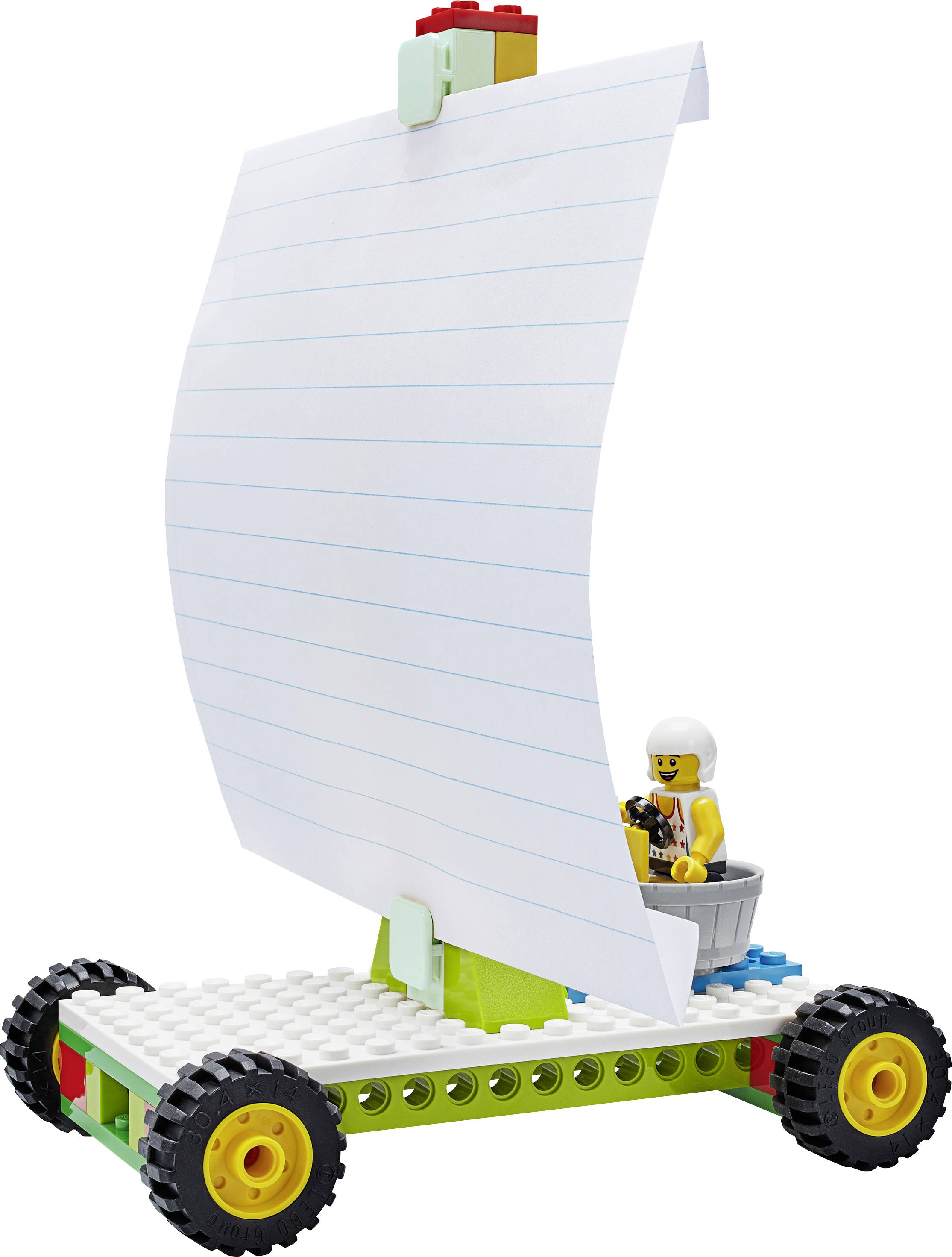 Spielzeug-Boot aus LEGO-Teilen mit Rädern und einem Papiersegel, gesteuert von einer kleinen Figur in einem Eimer.