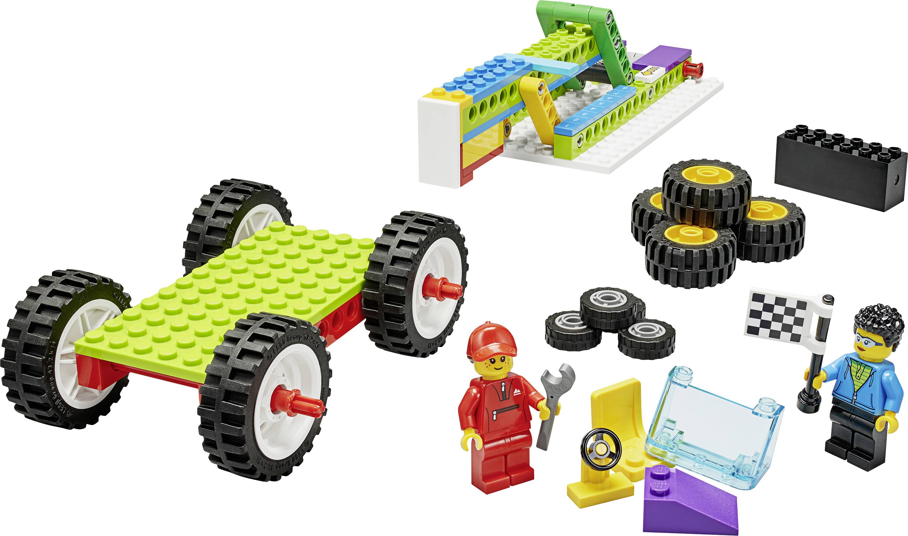 Bausatz mit kleinen Figuren, Rädern und Bauteilen. Enthält ein grünes Autochassis, Reifen und eine Figur mit Helm und Werkzeug.