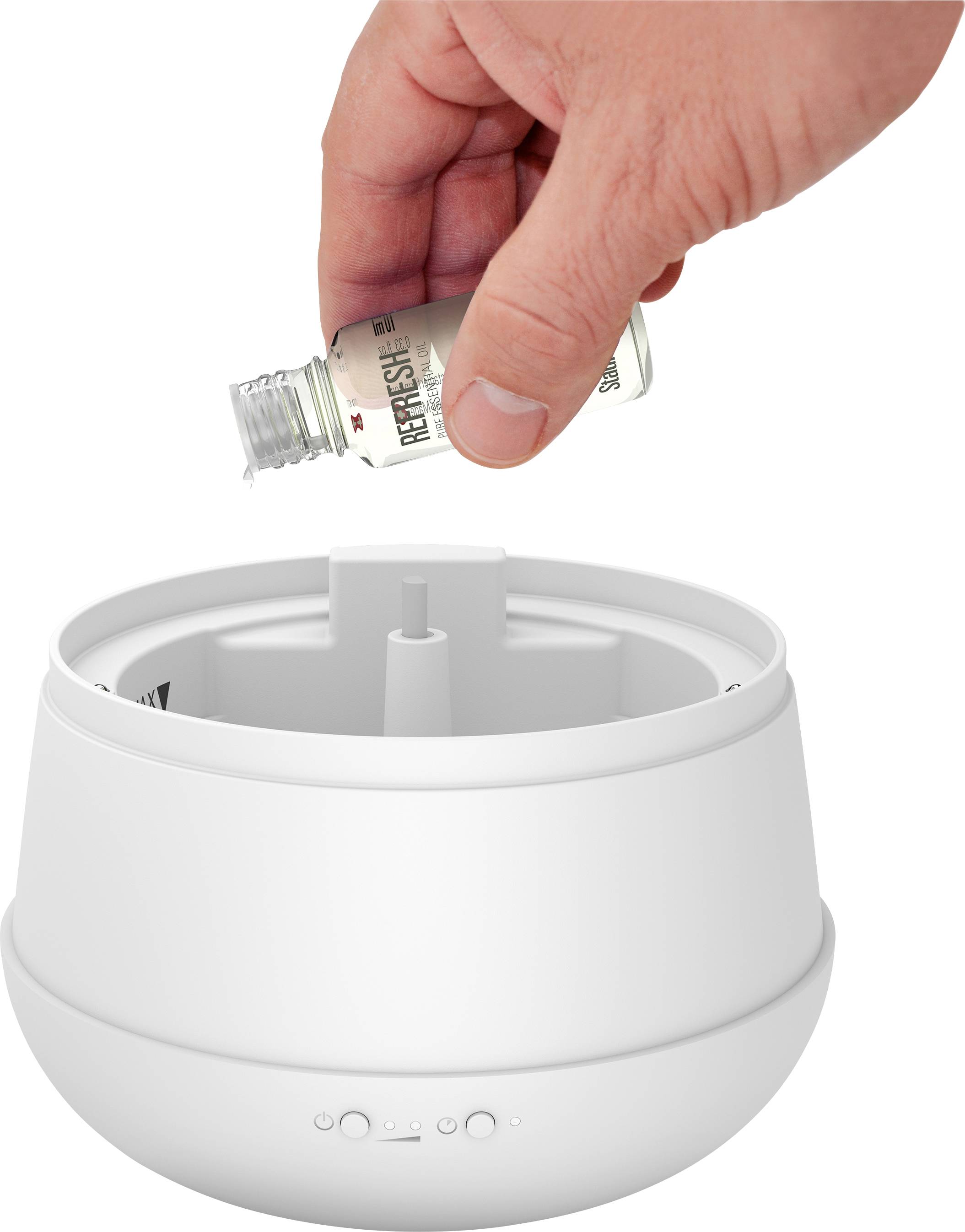 Hand füllt 'Refresh'-Duftöl in weißen Aroma-Diffuser.