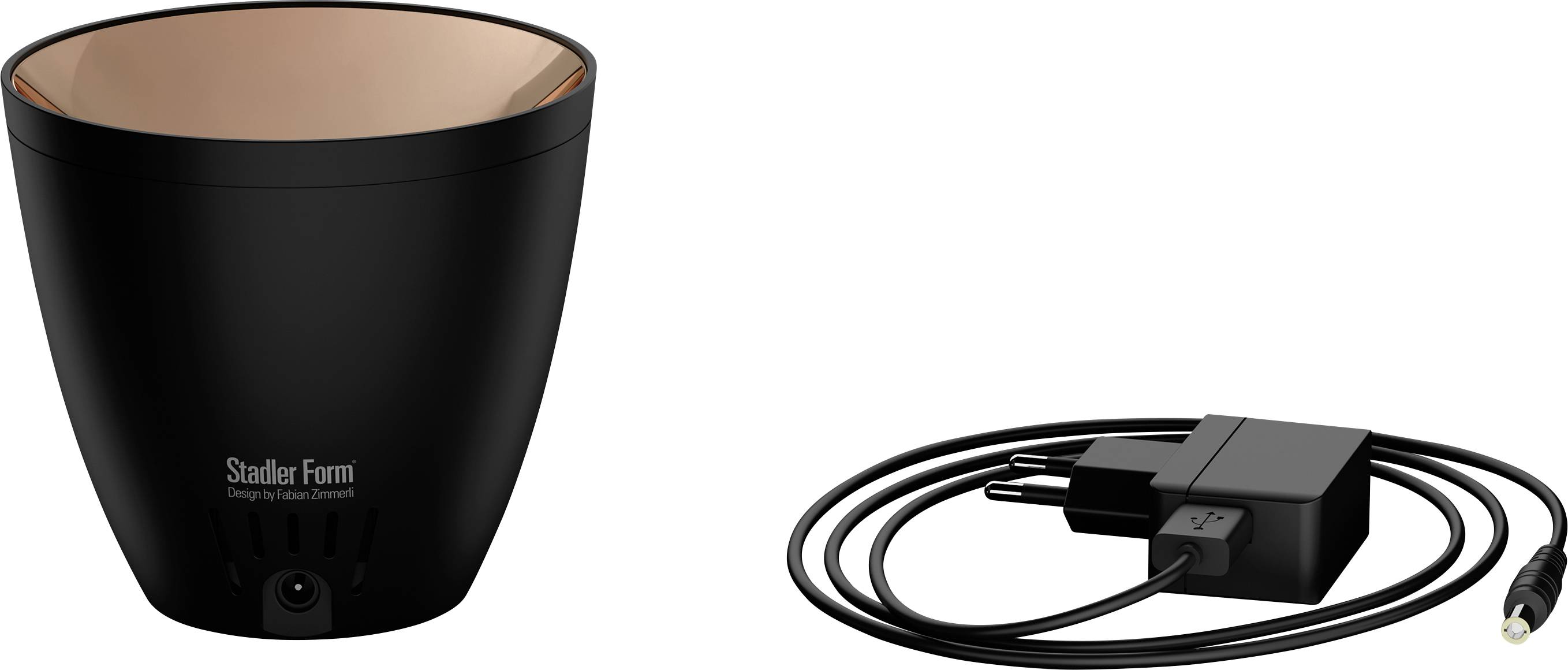 Ein schwarzer elektrischer Wasserkocher mit dem Aufdruck 'Stadler Form', daneben ein separates Netzkabel mit Steckeradapter auf hellem Hintergrund.