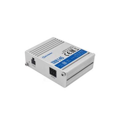 Ein weißer, rechteckiger Router mit der Aufschrift 'TRB145' und Anschlüssen an der Seite, gekennzeichnet mit CE-Zeichen und technischen Spezifikationen.