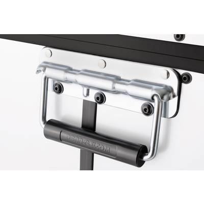 Metallscharnier und Griff an einem weißen Gerät. Der Griff ist schwarz mit einer glatten Oberfläche, um Funktionalität zu bieten.