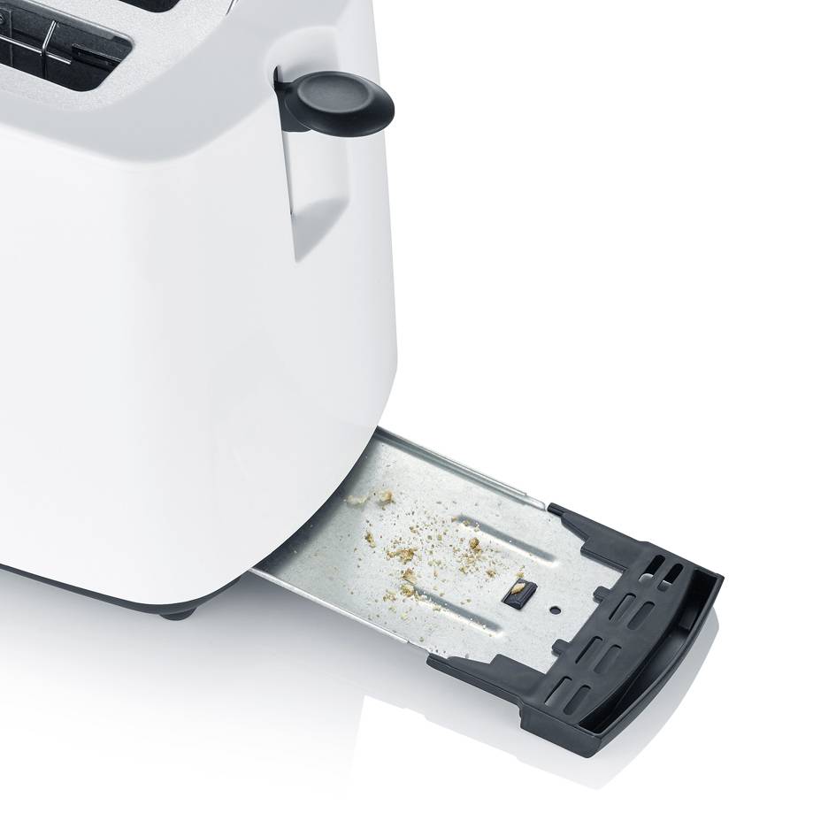 Ein weißer Toaster mit herausgezogener Krümelschublade und sichtbaren Krümeln auf der Schublade.