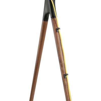 Holzstativ einer Stehlampe mit gelbem Kabel, das außen entlangführt. Das Kabel ist durch schwarze Clips befestigt.