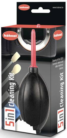 Reinigungsset '5 in 1' von Hähnel für DSLR-Kameras. Enthält Blasebalg, Pinsel und Reinigungstücher. Verpackung zeigt DSLR-Kamera.