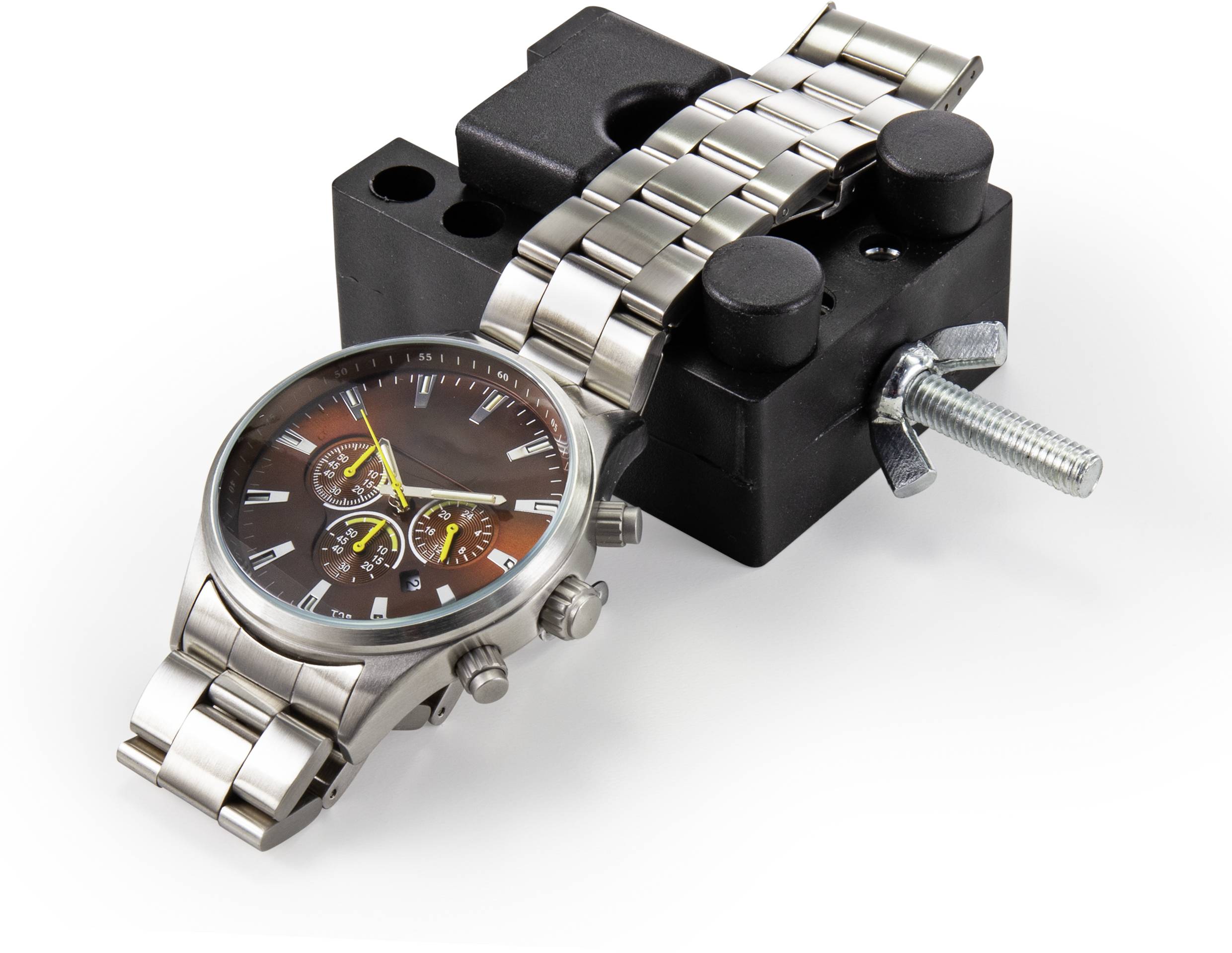 Armbanduhr aus Metall mit braunem Zifferblatt liegt auf einem Werkzeug zur Anpassung des Armbandes.