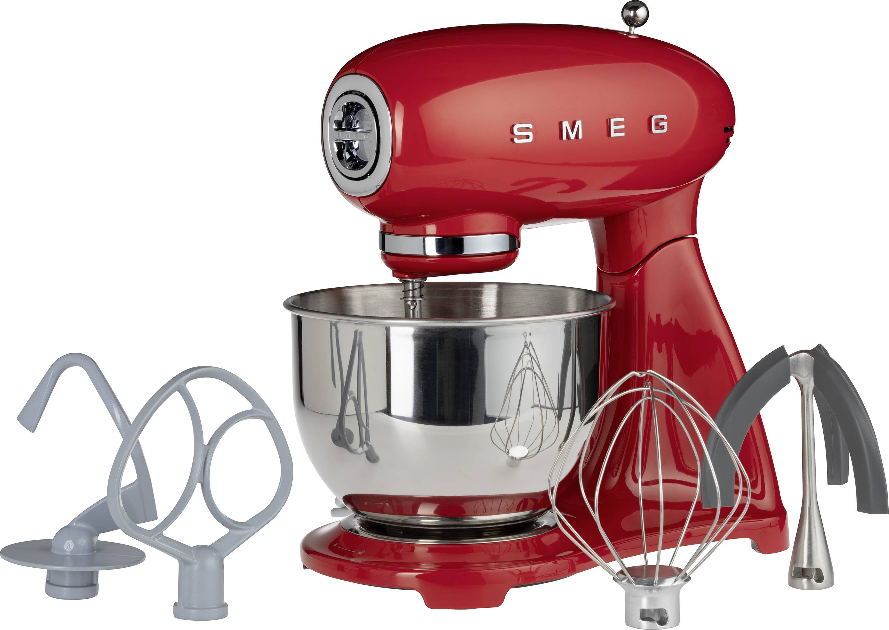 Rote Küchenmaschine mit verchromter Schüssel, dargestellt mit verschiedenen Aufsätzen: Knethaken, Schneebesen und Rührhaken.