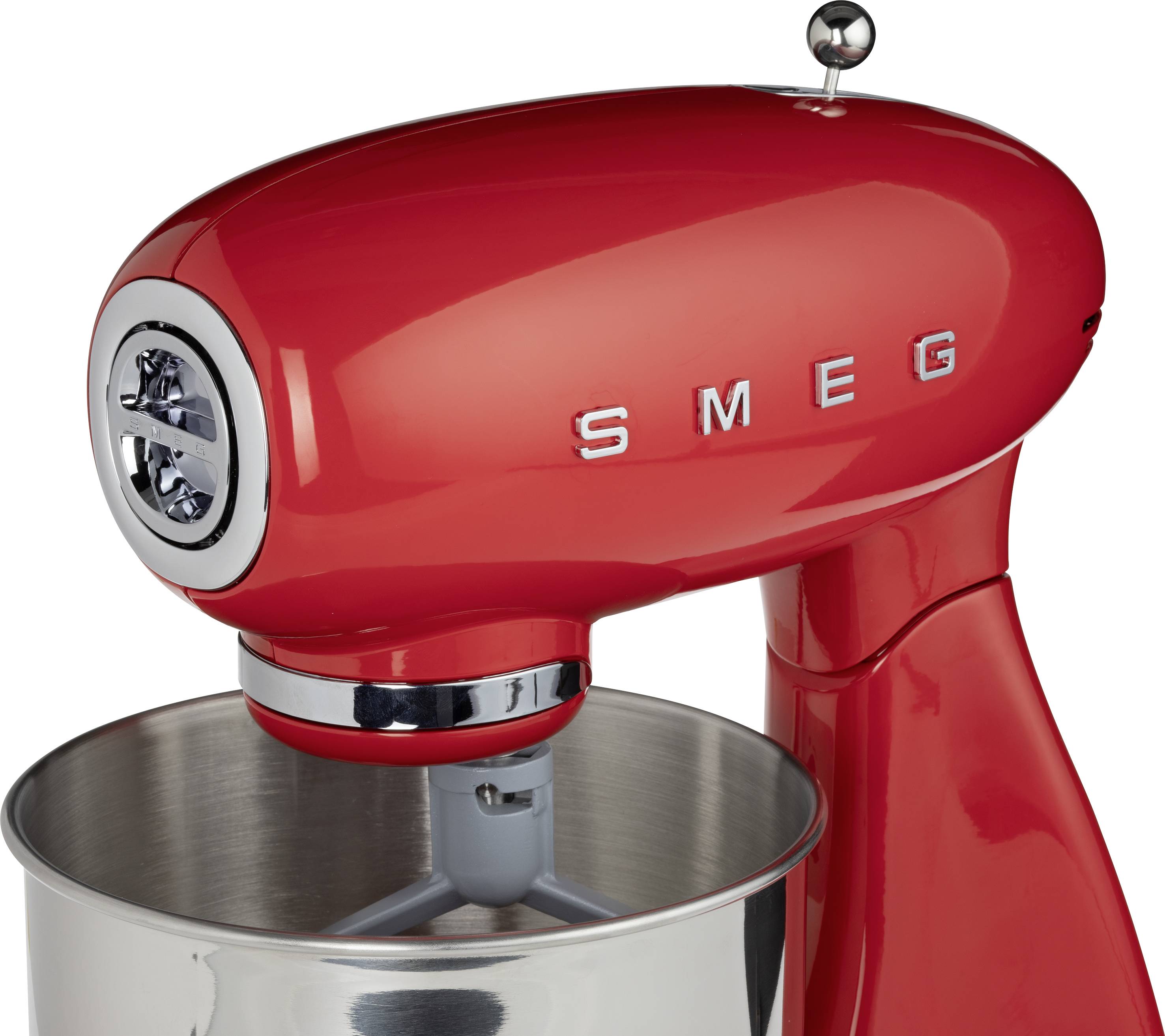 Ein roter Smeg Küchenmixer mit Edelstahlschüssel, bekannt für sein Retrodesign und seine Funktionalität.