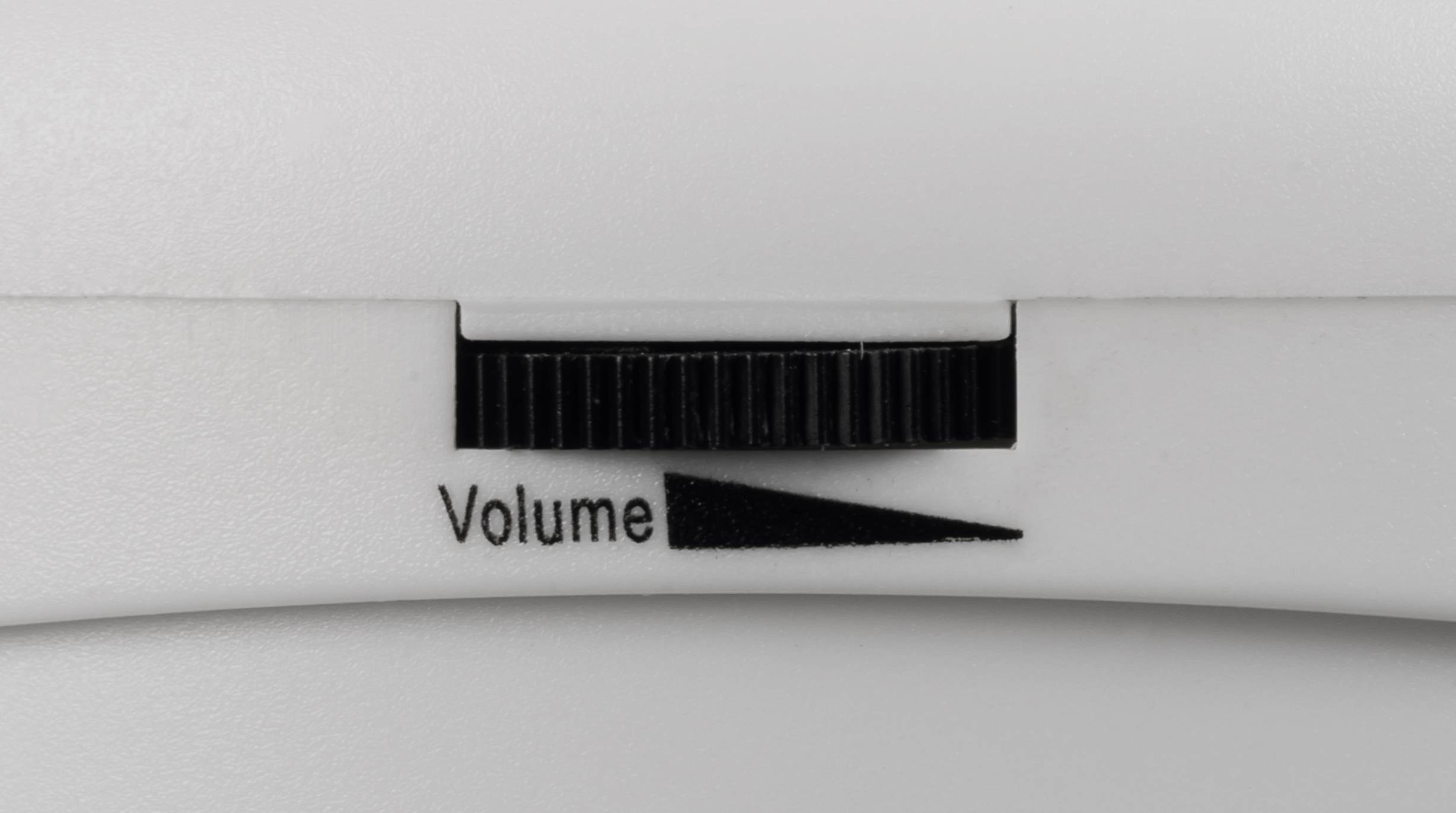Schwarz-weißer Lautstärkeregler auf einem Gerät, mit der Aufschrift 'Volume'.