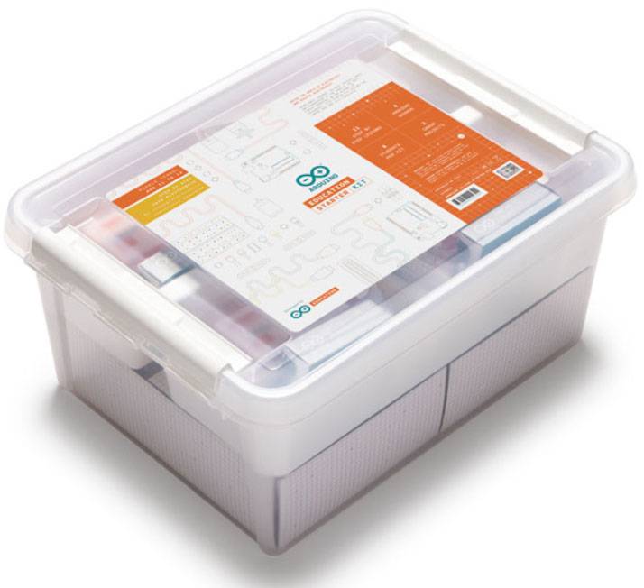 Klarsichtbox enthält Arduino Starter Kit mit Elektronikkomponenten; Aufkleber auf dem Deckel zeigt Logo und Anleitung.