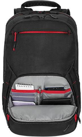 Ein schwarzer Rucksack mit roten Akzenten. Vorderfach geöffnet, zeigt Taschen mit Notizblöcken und Stift.